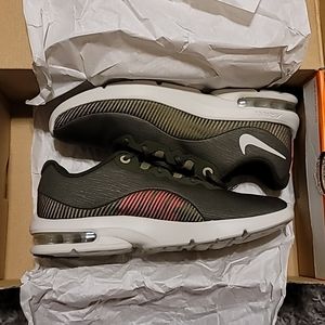 Nike Air Max Advantage 2 - New in Box